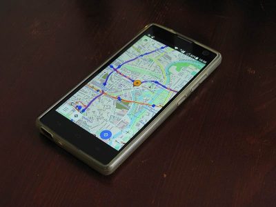 Smartphone mit Karten-App