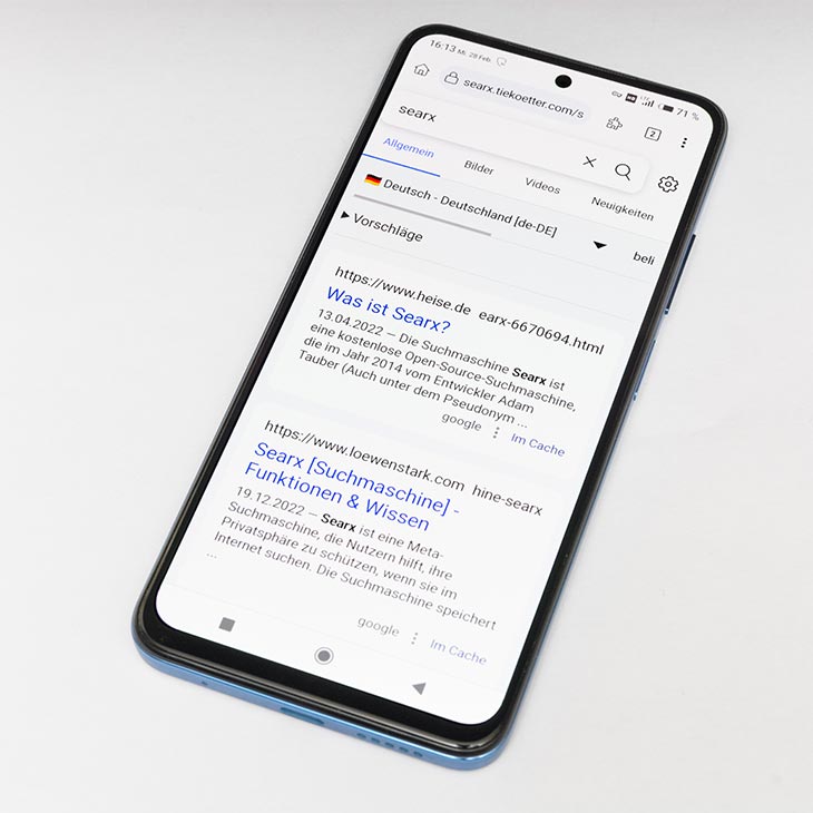 Smartphone mit Browser und der Suchmaschine Searx