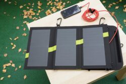 ein Solarladegerät mit Smartphone