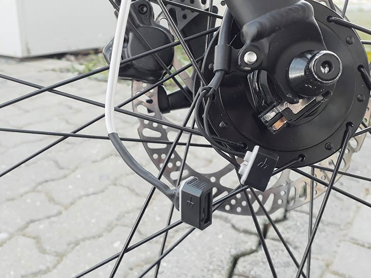 zwei Stecker am Nabendynamo