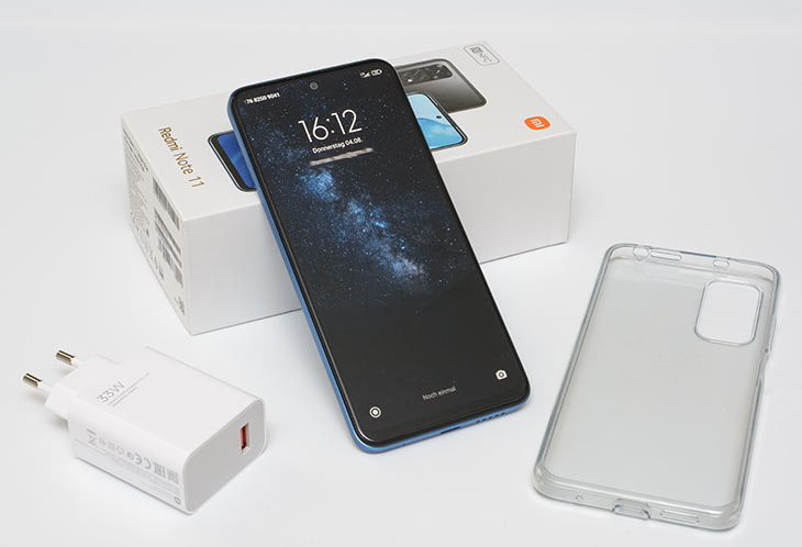 das Smartphone Redmi Note 11 von Xiaomi mit Hülle Ladegerät und Verpackung